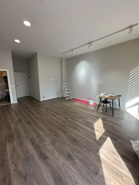 Tirane, jepet me qera zyre Kati 1, 40 m² 400 € (Porcelan , Perball Uet tek Gotech)