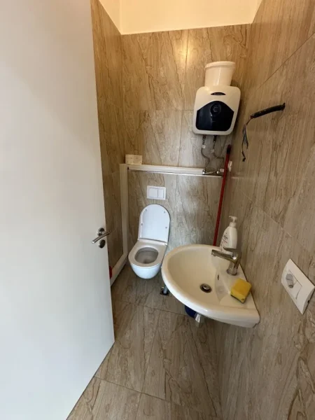 Tirane, jepet me qera zyre Kati 1, 40 m² 400 € (Porcelan , Perball Uet tek Gotech)