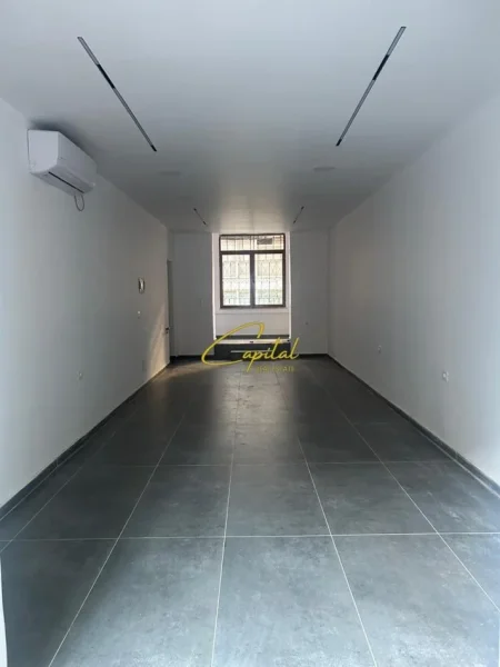 Tirane, jepet me qera dyqan Kati 0, 50 m² 1.100 € (RRUGA E BARRIKADAVE)