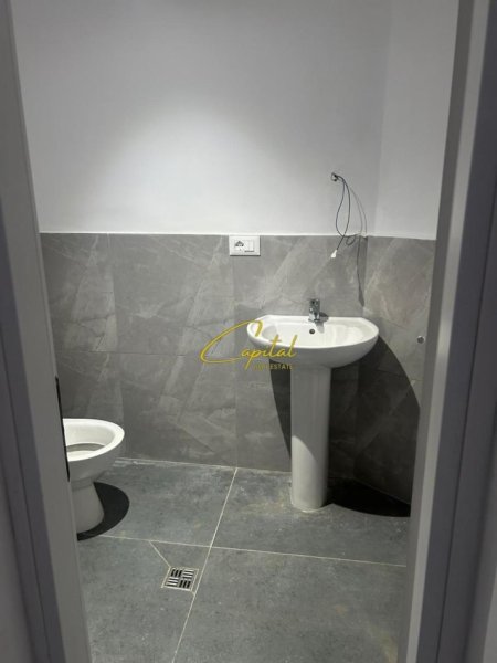 Tirane, jepet me qera dyqan Kati 0, 50 m² 1.100 € (RRUGA E BARRIKADAVE)