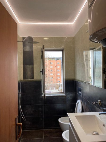 Tirane, jepet me qera apartament 3+1 Kati 4, 120 m² 550 € (Pazari i ri perballe shkolles Ismail Qemali)