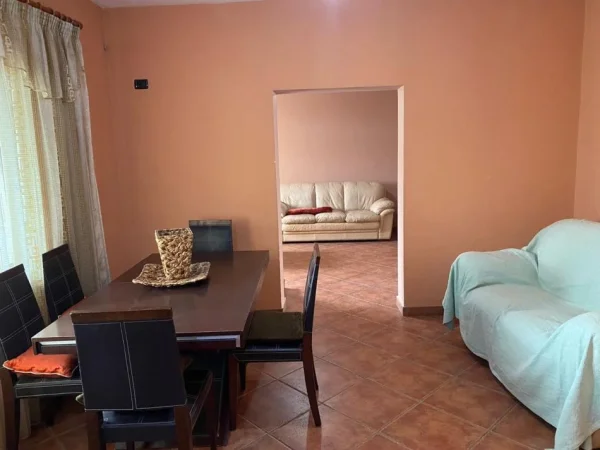 Tirane, jepet me qera apartament 3+1 Kati 4, 120 m² 550 € (Pazari i ri perballe shkolles Ismail Qemali)