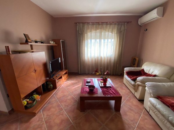 Tirane, jepet me qera apartament 3+1 Kati 4, 120 m² 550 € (Pazari i ri perballe shkolles Ismail Qemali)
