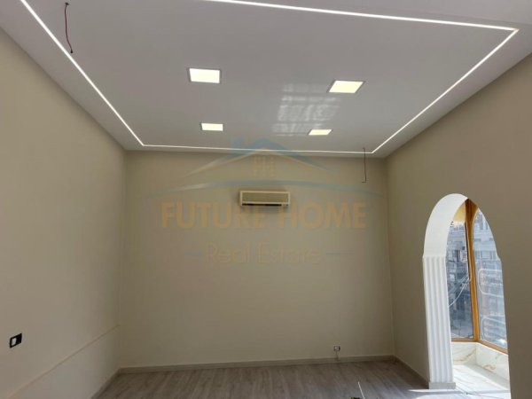 Durres, jepet me qera ambjent biznesi Kati 2, 125 m² 1.000 € (Bulevardi Kryesor, Durres)