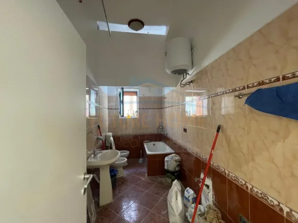 Durres, jepet me qera ambjent biznesi Kati 2, 125 m² 1.000 € (Bulevardi Kryesor, Durres)