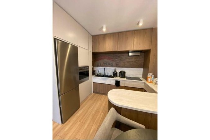Tirane, jepet me qera apartament 2+1 Kati 4, 750 € (KOMPLEKSI KONTAKT)