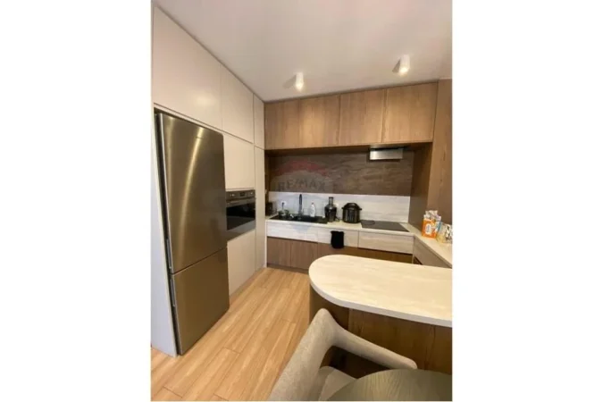 Tirane, jepet me qera apartament 2+1 Kati 4, 750 € (KOMPLEKSI KONTAKT)
