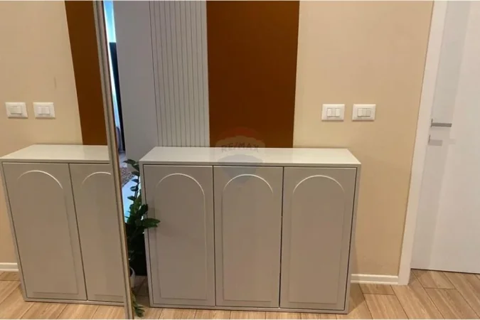 Tirane, jepet me qera apartament 2+1 Kati 4, 750 € (KOMPLEKSI KONTAKT)