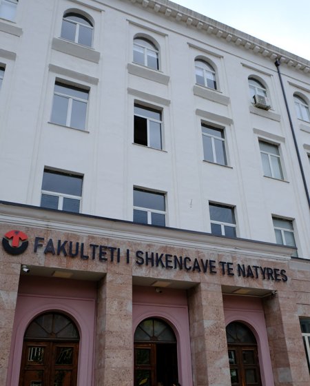 Tirane, JEPET ME QERA SUPER GARSONIERE NE QENDER TE TIRANES PRANË SHKENCAVE TË NATYRËS. Kati 0, 30 m² 300 €