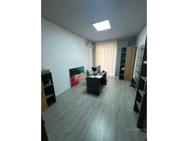 Tirane, jepet me qera zyre Kati 4, 132 m² 550 € (Bllok)