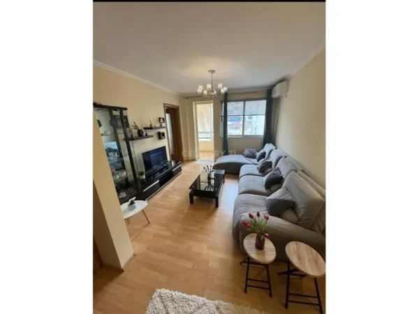 Tirane, jepet me qera apartament 2+1+Ballkon Kati 5, 65 m² 650 € (rruga e Barrikadave)