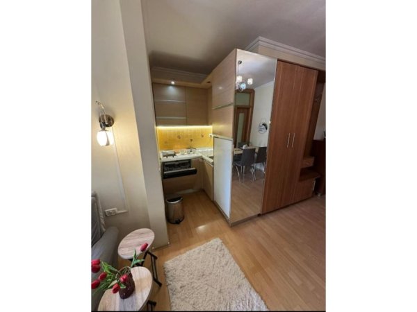 Tirane, jepet me qera apartament 2+1+Ballkon Kati 5, 65 m² 650 € (rruga e Barrikadave)