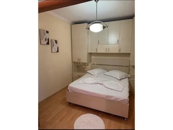 Tirane, jepet me qera apartament 2+1+Ballkon Kati 5, 65 m² 650 € (rruga e Barrikadave)