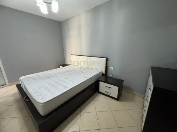 Tirane, jepet me qera apartament 1+1+Ballkon Kati 7, 76 m² 520 € (ish Tregu Elektrik)