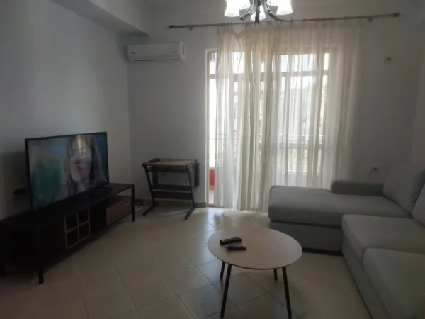 Tirane, jepet me qera apartament 1+1+Ballkon Kati 4, 65 m² 650 € (Kika 1)