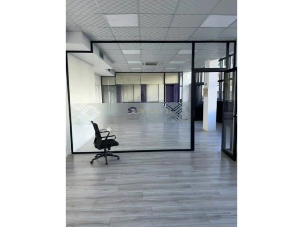 Tirane, jepet me qera zyre Kati 1, 285 m² 2.500 € (Don Bosko)