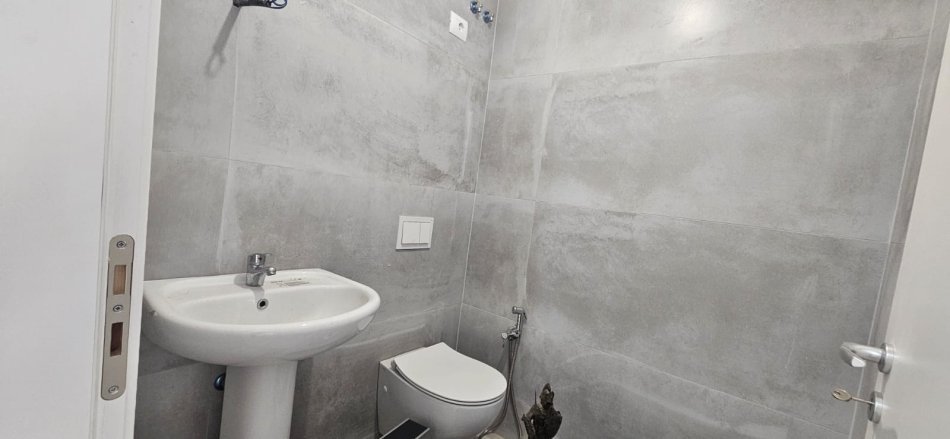 Tirane, jepet me qera zyre Kati 1, 44 m² 700 € 