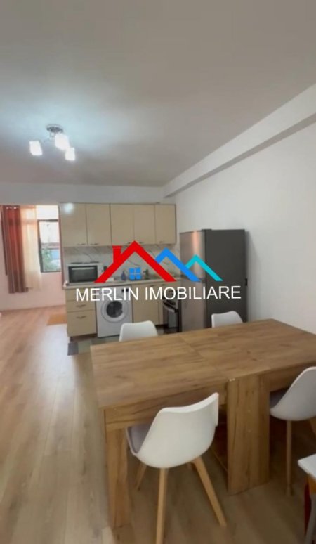 Tirane, jepet me qera apartament 1+1+Ballkon Kati 5, 65 m² 470 € (RRUGA SANDER PROSI)