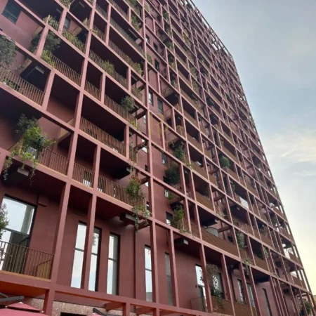 Tirane, jepet me qera ambjent biznesi Kati 6, 110 m² 1.000 € (Rr. e Kavajes)