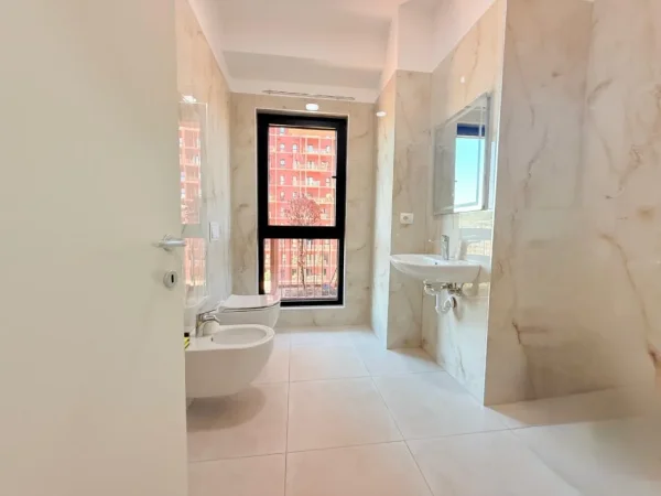 Tirane, jepet me qera ambjent biznesi Kati 6, 110 m² 1.000 € (Rr. e Kavajes)