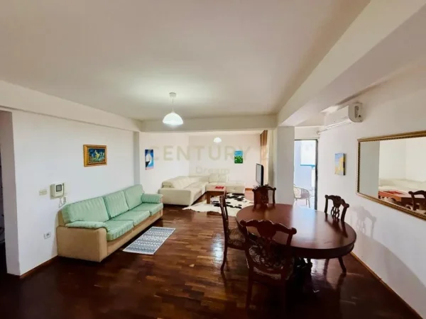 Tirane, jepet me qera apartament 2+1 Kati 5, 120 m² 800 € (Ish-Blloku)