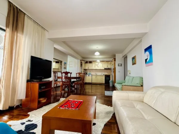 Tirane, jepet me qera apartament 2+1 Kati 5, 120 m² 800 € (Ish-Blloku)