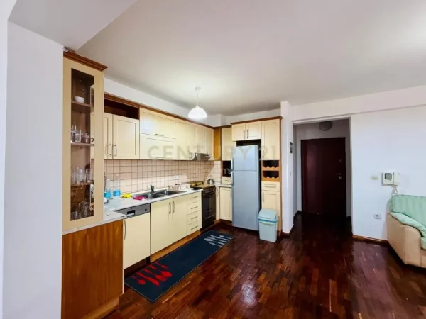 Tirane, jepet me qera apartament 2+1 Kati 5, 120 m² 800 € (Ish-Blloku)