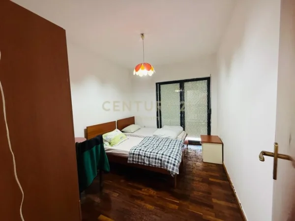 Tirane, jepet me qera apartament 2+1 Kati 5, 120 m² 800 € (Ish-Blloku)