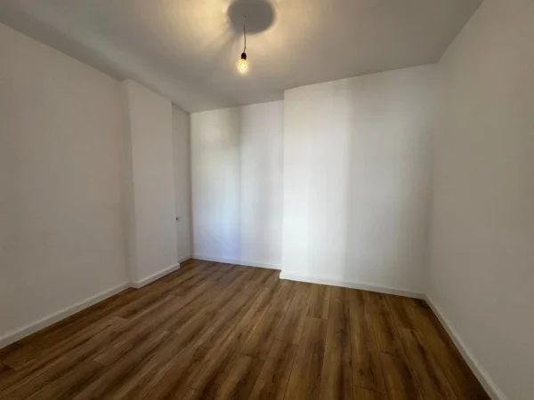 Tirane, shitet apartament 1+1 Kati 5, 44 m² 106.000 € (Mozaiku pran Ring Center)