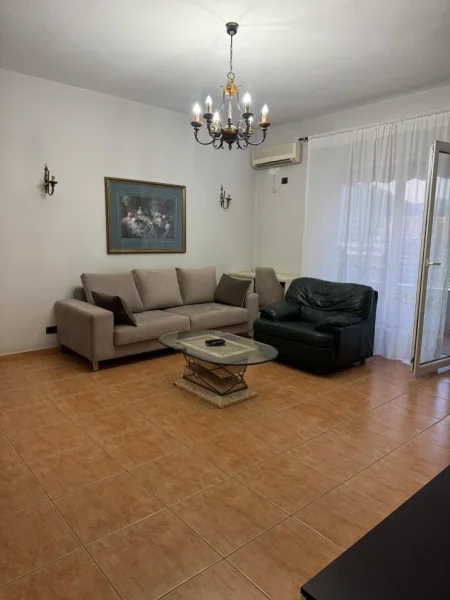 Tirane, jepet me qera apartament 1+1+Aneks+Ballkon Kati 5, 55 m² 550 € (bulevardi i ri)