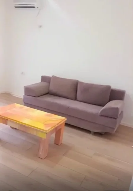 Tirane, jepet me qera apartament 1+1+Ballkon Kati 3, 70 m² 450 € (Liqeni That)