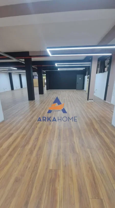 Tirane, jepet me qera ambjent biznesi , 300 m²