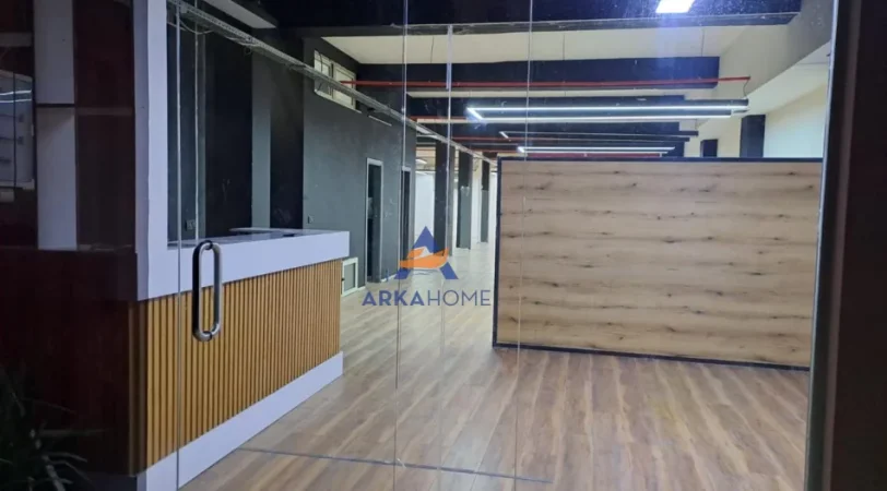 Tirane, jepet me qera ambjent biznesi , 300 m²