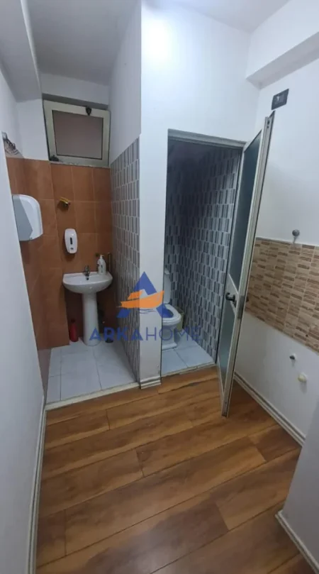 Tirane, jepet me qera ambjent biznesi , 300 m²