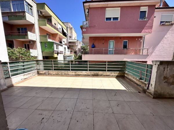 Tirane, jepet me qera apartament+verande | Penthouse 1+1+Ballkon Kati 4, 65 m² 380 € 