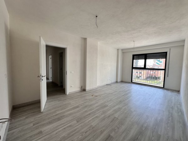 Tirane, jepet me qera apartament 2+1+Ballkon Kati 2, 117 m² 400 €