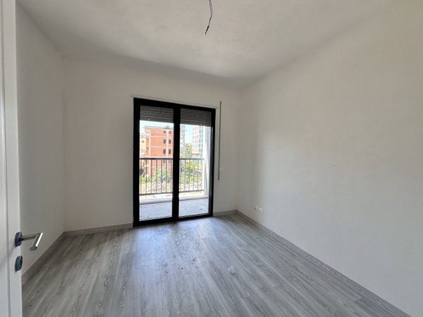 Tirane, jepet me qera apartament 2+1+Ballkon Kati 2, 117 m² 400 €