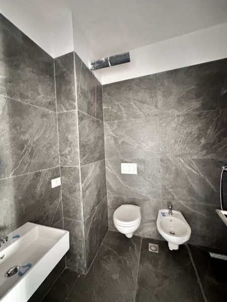 Tirane, jepet me qera apartament 2+1+Ballkon Kati 2, 117 m² 400 €