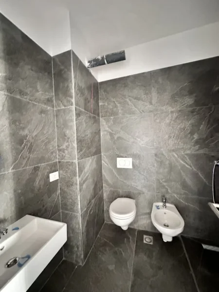 Tirane, jepet me qera apartament 2+1+Ballkon Kati 2, 117 m² 400 €