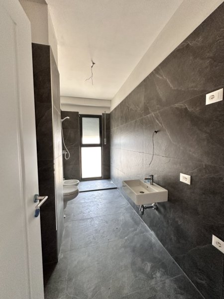 Tirane, jepet me qera apartament 2+1+Ballkon Kati 2, 117 m² 400 €
