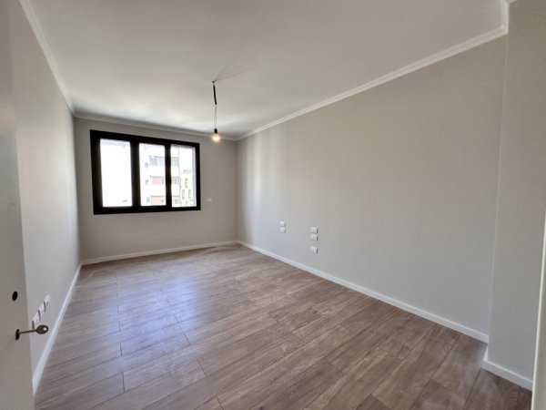 Tirane, jepet me qera apartament 2+1+Ballkon Kati 2, 117 m² 1.200 € 