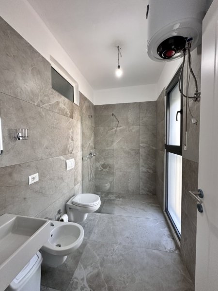 Tirane, jepet me qera apartament 2+1+Ballkon Kati 4, 120 m² 600 € 