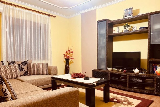 Tirane, jepet me qera apartament 2+1+Ballkon Kati 2, 105 m² 390 € (,Rruga Jordan Misja , prane shinave te trenit)