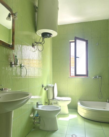 Tirane, jepet me qera apartament 2+1+Ballkon Kati 2, 105 m² 390 € (,Rruga Jordan Misja , prane shinave te trenit)