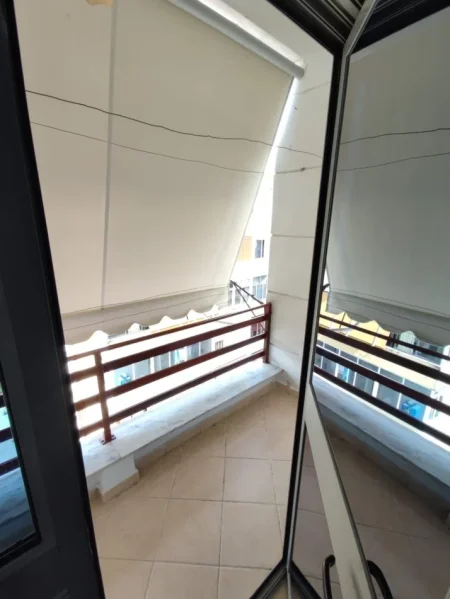 Tirane, jepet me qera apartament 1+1+Ballkon Kati 6, 60 m² 400 € (Astir prane Bar Bohem)