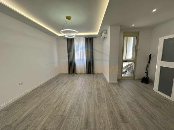Tirane, shitet apartament 2+1+Ballkon Kati 8, 95 m² 150.000 €    UNA53702 UNAZA RE PRANE VILES L