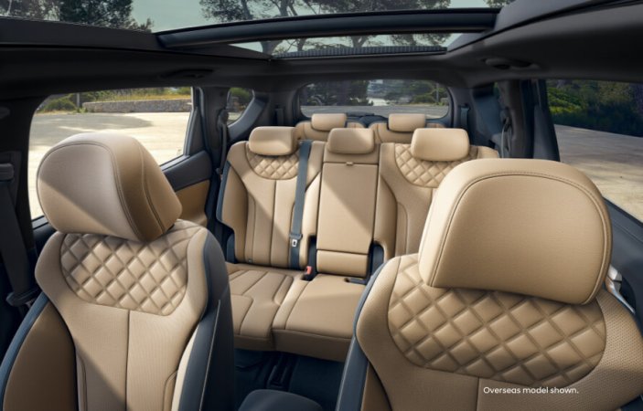 Tirane,  Ofrohet shërbim profesional transporti me makinë luksoze dhe shofer