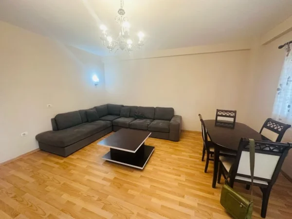 Tirane, jepet me qera apartament 2+1+Ballkon Kati 3, 94 m² 500 € (Kodra e diellit prane kopeshtit botanik)