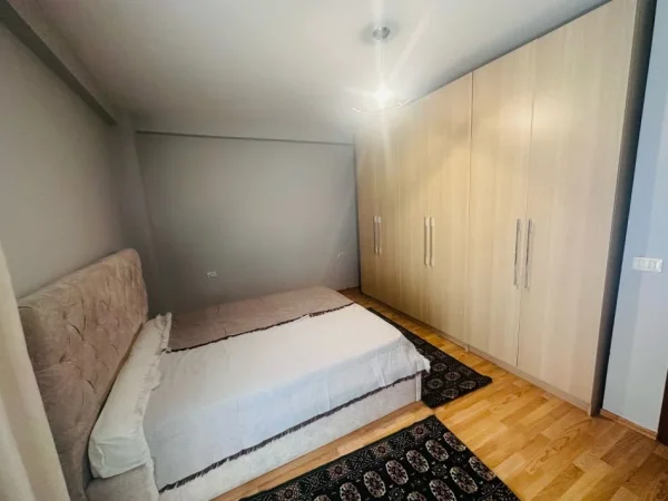 Tirane, jepet me qera apartament 2+1+Ballkon Kati 3, 94 m² 500 € (Kodra e diellit prane kopeshtit botanik)