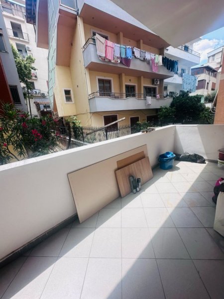 Tirane, jepet me qera apartament 2+1+Ballkon Kati 3, 94 m² 500 € (Kodra e diellit prane kopeshtit botanik)